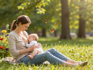 Igény szerinti szoptatás a gyakorlatban: Hogyan működik és miért jó?