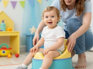 Másképp kell csinálni fiúknál? Amit a nemek közti különbségekről tudni kell a szobatisztaság során