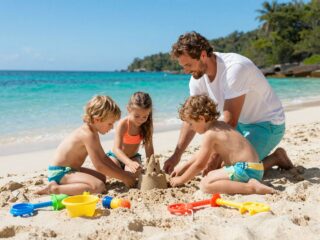 Mire figyeljünk a vízparton: a legfontosabb tanácsok a gyerekekkel való strandoláshoz