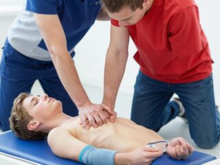Mit tegyél, ha egy fiatalnak megáll a szíve? Az újraélesztés alapjai mindenki számára
