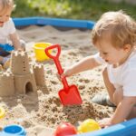 Ne féltsd a ruháját: 7 ok, amiért a homokozás elengedhetetlen a gyermeki fejlődéshez