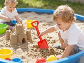 Ne féltsd a ruháját: 7 ok, amiért a homokozás elengedhetetlen a gyermeki fejlődéshez