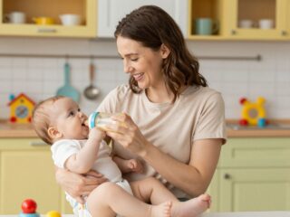 SNS pótlás és pohárból etetés: alternatívák a szopási nehézségekkel küzdő babáknak