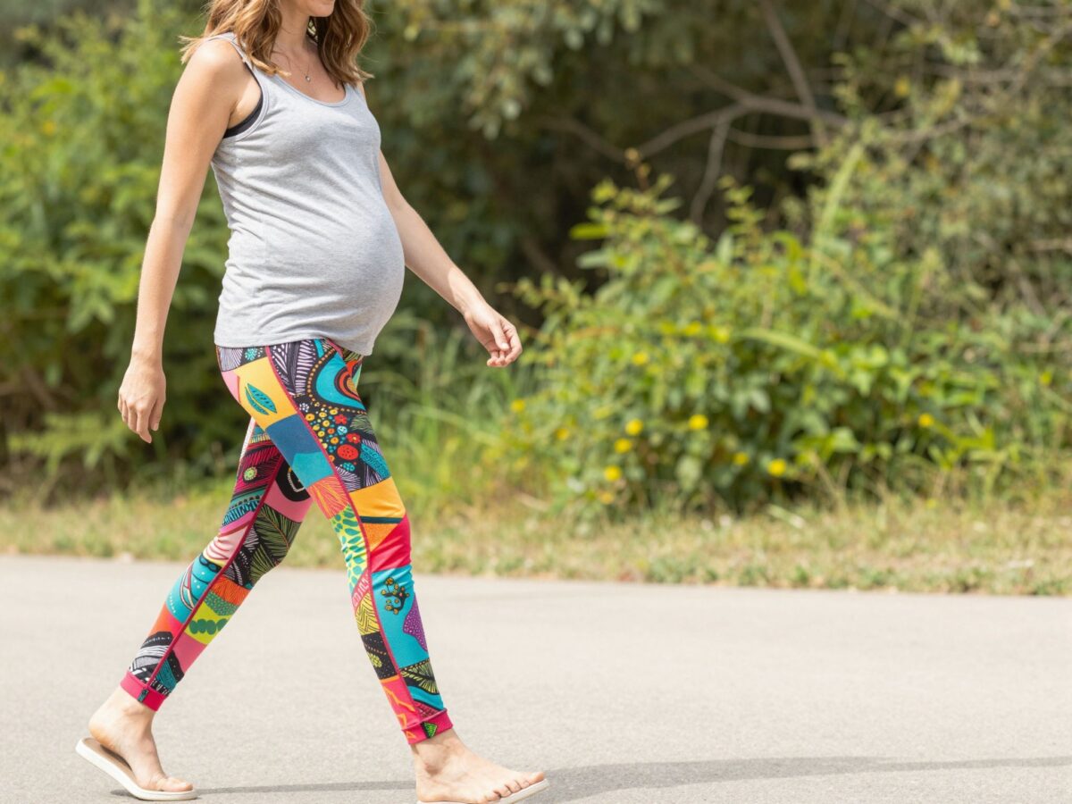 Stílusos és kényelmes: hogyan viseld a kismama leggingset a mindennapokban?