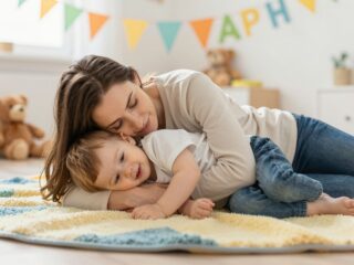 Szeretgetés és összebújás: A testkontaktus pszichológiai hatásai a gyermek fejlődésére