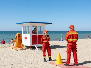 Vízimentők, elsősegélynyújtó helyek: a balatoni strandok biztonsági tudnivalói