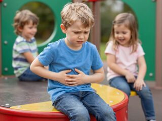 A gyermekkori stressz rejtett jelei: a hasfájástól a viselkedési problémákig