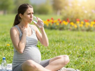 A hőség veszélyei a várandósság alatt: dehidratáció, koraszülés és egyéb kockázatok