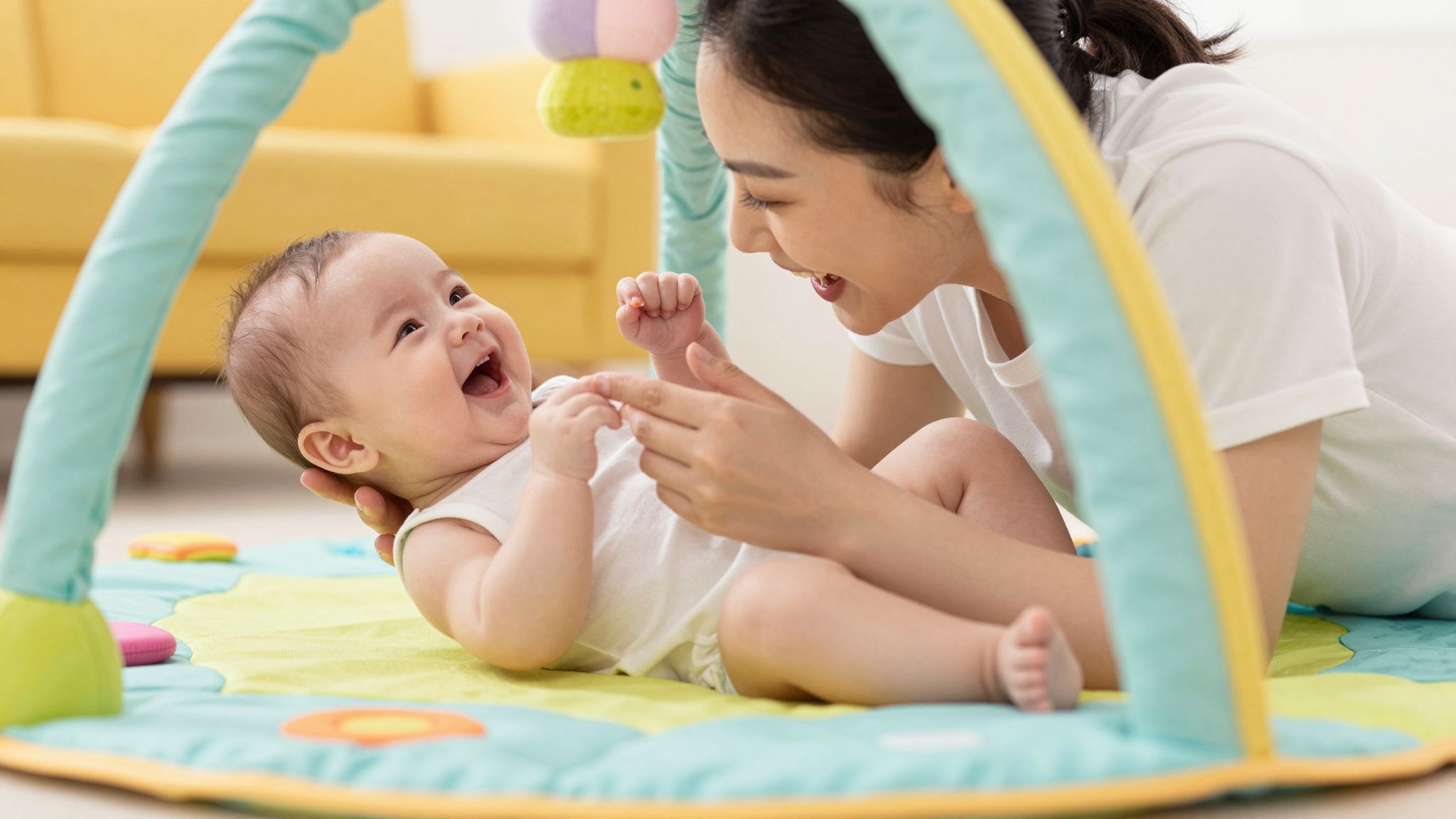 A szociális mosoly elősegíti a kötődés fejlődését.
