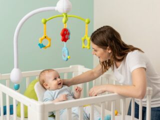 A tökéletes kiságyforgó: Szempontok a biztonságos és fejlesztő játék kiválasztásához