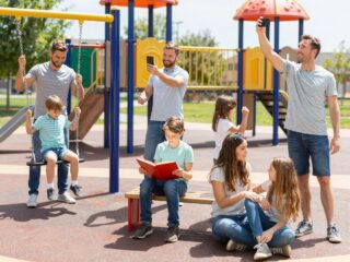 Apák a játszón: 5 jellegzetes típus, akivel biztosan találkoztál már