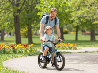 Az elengedés művészete: szülői tippek a gyerek önállósodásához