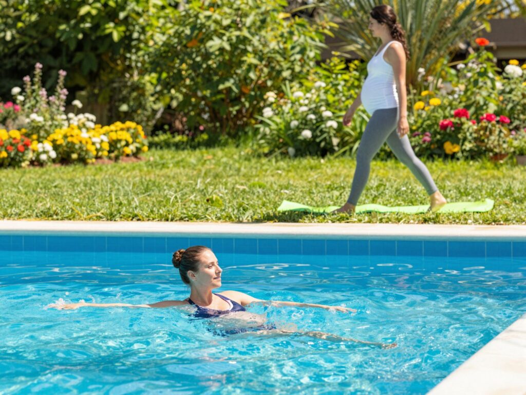 Biztonságos nyári sportok kismamáknak: úszás, jóga és séta a szabadban