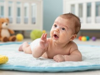 Csecsemőkori reflexek: mi az az ejtőernyős reflex és mikor jelenik meg?