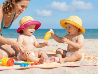 Fényvédelem a legkisebbeknek: A legjobb naptejek babáknak és kisgyerekeknek