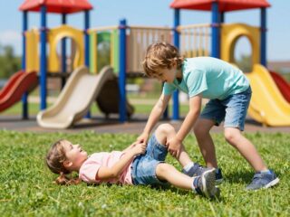 Hintából kiesés, horzsolás, törés: mit tegyél, ha megtörténik a baj a játszótéren?