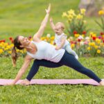 Jógagyakorlatok anyáknak és babáknak: a közös mozgás öröme és fejlesztő hatása