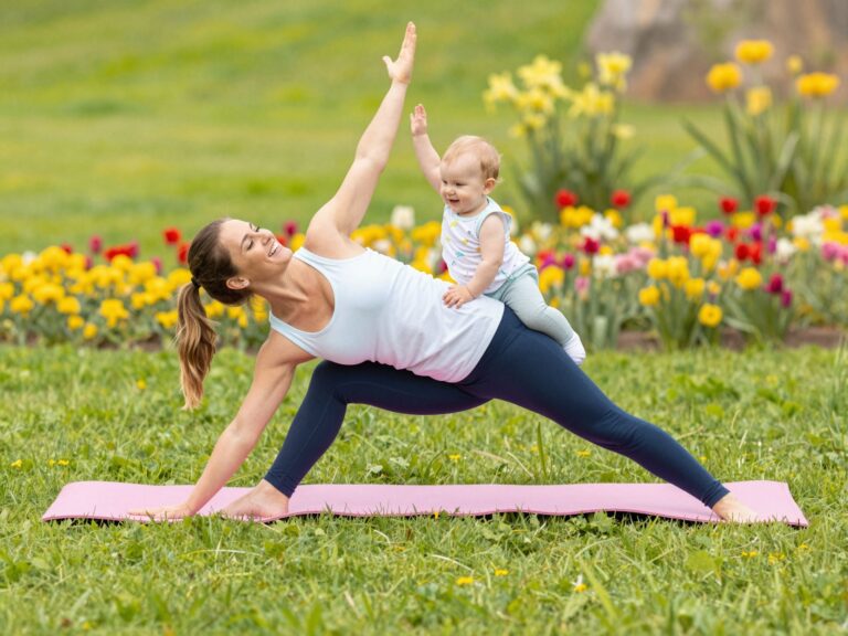 Jógagyakorlatok anyáknak és babáknak: a közös mozgás öröme és fejlesztő hatása