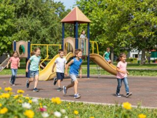 Miért fontos a szabadtéri játék? 20 érv a természet és a mozgás mellett
