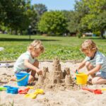 Több mint sárvárépítés: hat szórakoztató és fejlesztő játékötlet a homokozóba