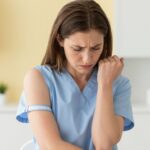 A bőr feszülésétől a komoly májproblémáig: mikor kell orvoshoz fordulni a viszketéssel?