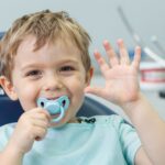 A cumi és az ujjszopás hatása a fogakra: tanácsok a leszoktatáshoz fogászati szempontból