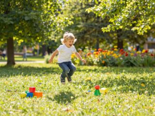 A láthatatlan játszótárs: Miért hasznosak a képzeletbeli barátok a fejlődésben?
