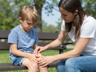 Amikor a gyereknek fáj a térde: az ízületi gyulladás jelei, amikre figyelni kell