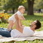 Az apai ösztönök felébredése: miért fontos, hogy az apák is kivegyék a részüket a babázásból?