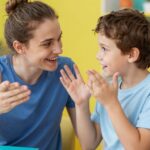 Az arcunk rejtett üzenetei: hogyan olvas a gyerek a mimikánkból és hangszínünkből