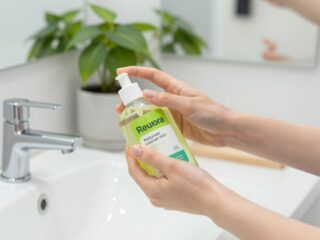 Felejtsd el az ecetet: mutatunk egy természetes szert, ami ragyogóvá teszi a fürdőszobát