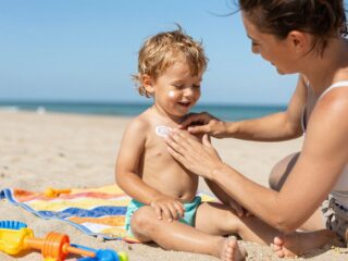 Golyós naptej teszt: melyik a legjobb választás a gyerekek érzékeny bőrére?