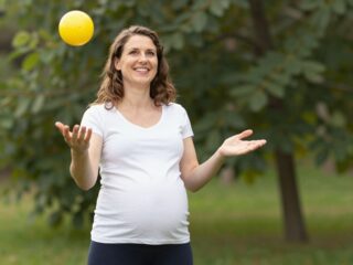 Gyakran leejtesz mindent? Az ügyetlenség egy normális terhességi tünet