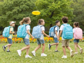 Hogyan csökkenthetnénk az iskolatáskák súlyát a gyerekek egészségéért?