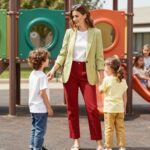 Hogyan maradj stílusos a játszótéren is? Divat-trükkök fiús anyáknak