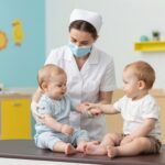 Hogyan zajlik a csecsemőkori vérvétel és hol végzik el a beavatkozást?