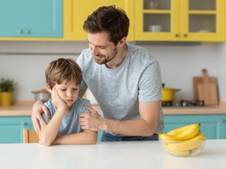 Pánik helyett cselekvés: mit tegyél, ha a gyermeked félrenyel valamit?