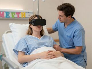 VR szemüveggel a szülőszobán: hogyan segít a virtuális valóság a vajúdás alatt?