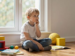 A csendes gyerek nem feltétlenül szomorú: tippek a befelé forduló gyerek megértéséhez