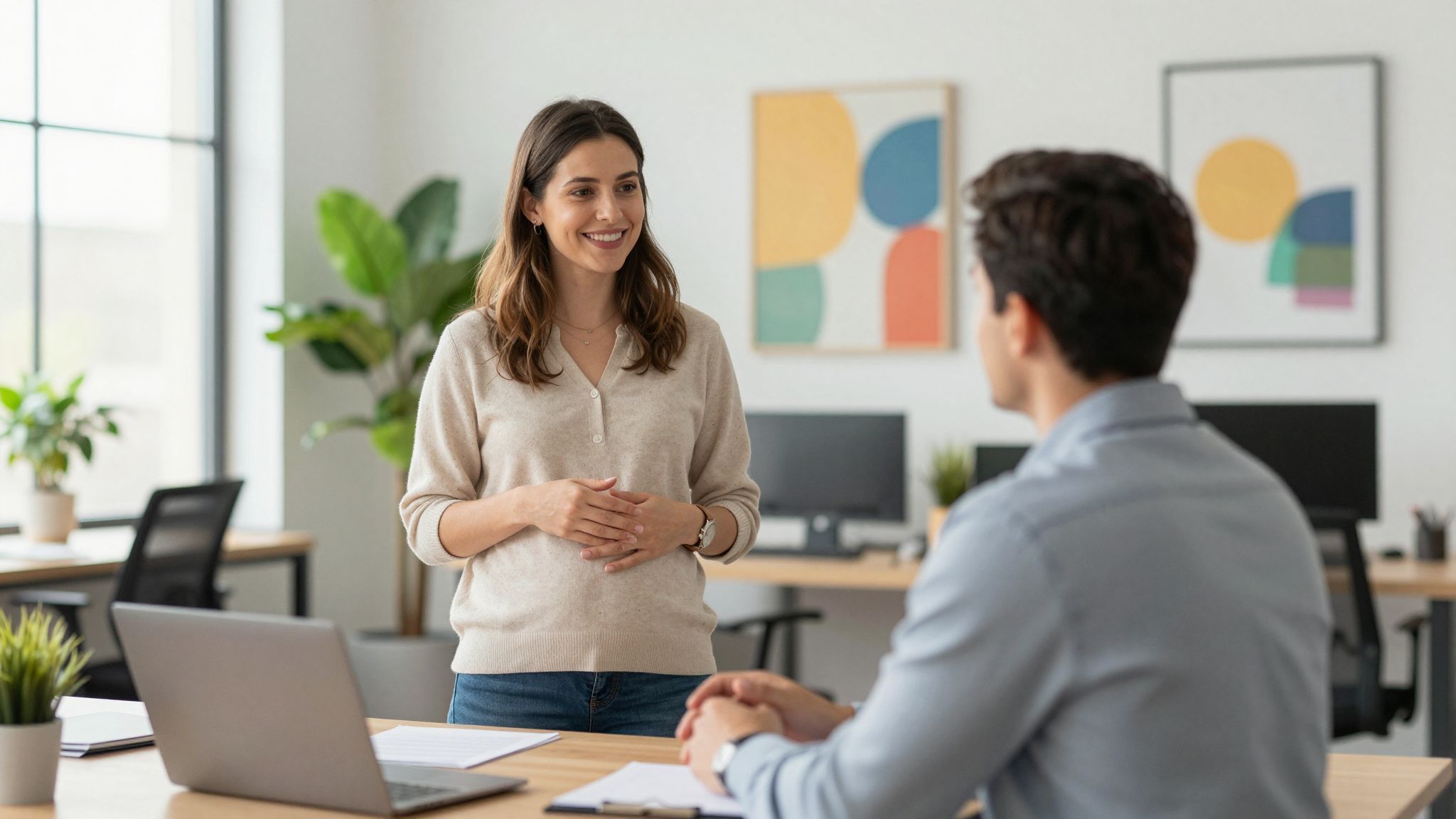A munkáltató köteles biztosítani a felmondási védelmet.