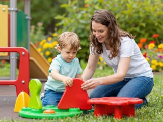 A piros-zöld színtévesztés háttere: mit kell tudni róla szülőként?