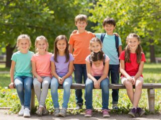 A társas kapcsolatok hatása az immunrendszerre: miért betegesebb a kirekesztett gyerek?