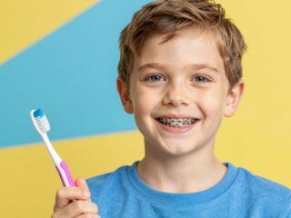 Aggódsz a gyerek kusza fogai miatt? Minden, amit a modern gyermekkori fogszabályozásról tudni kell