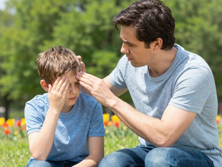 Fejfájás, hányinger, szédülés: ezekből a tünetekből tudhatod, hogy a gyerek napszúrást kapott