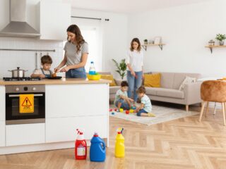 Gyerekbiztos otthon lépésről lépésre: a leggyakoribb veszélyforrások a lakásban