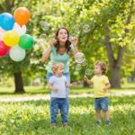 Hogyan játssz egy kisgyerekkel? Szórakoztató lufis és buborékos tippek 3 éves korig