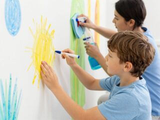 Így szedd ki a filctoll és a zsírkréta nyomát a falból: a leghatékonyabb tisztítási módszerek