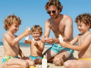 Krém, spray vagy stick? Melyik a legjobb és legpraktikusabb fényvédő a kicsiknek?