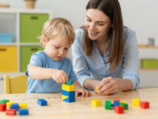 Miért fontos néha hagyni hibázni a gyereket? Az önállóságra nevelés lépései