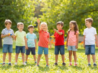 Miért gondolják a gyerekek, hogy kevésbé népszerűek, mint valójában?